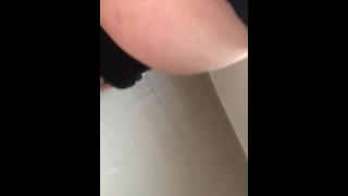 русская девушка трахается в подъезде, пока ее парень.